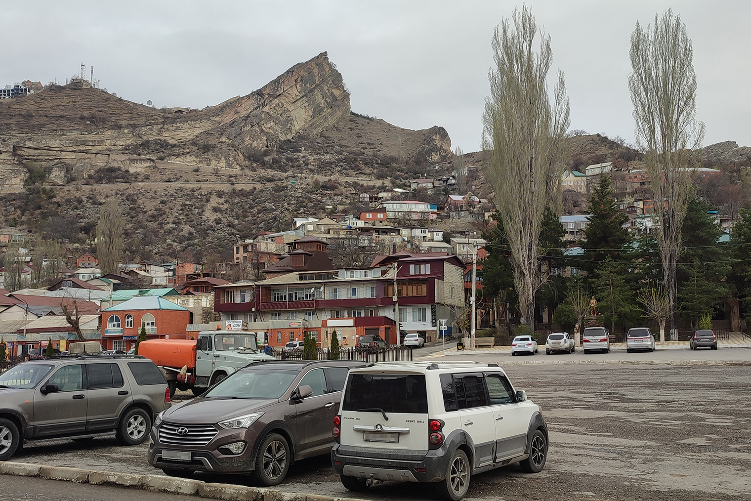 Горный аул в Дагестане, где Ховер не завелся в первый раз. Мы на самой верхушке горы, а СТО — вниз по крутому склону. Хорошо, что мастер согласился приехать на место