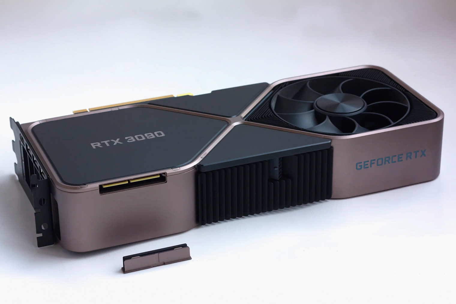 Видеокарта Nvidia Geforce RTX 3090 для ПК. Позволяет играть, записывать и смотреть видео в 8K HDR. Стоит 193 200 ₽