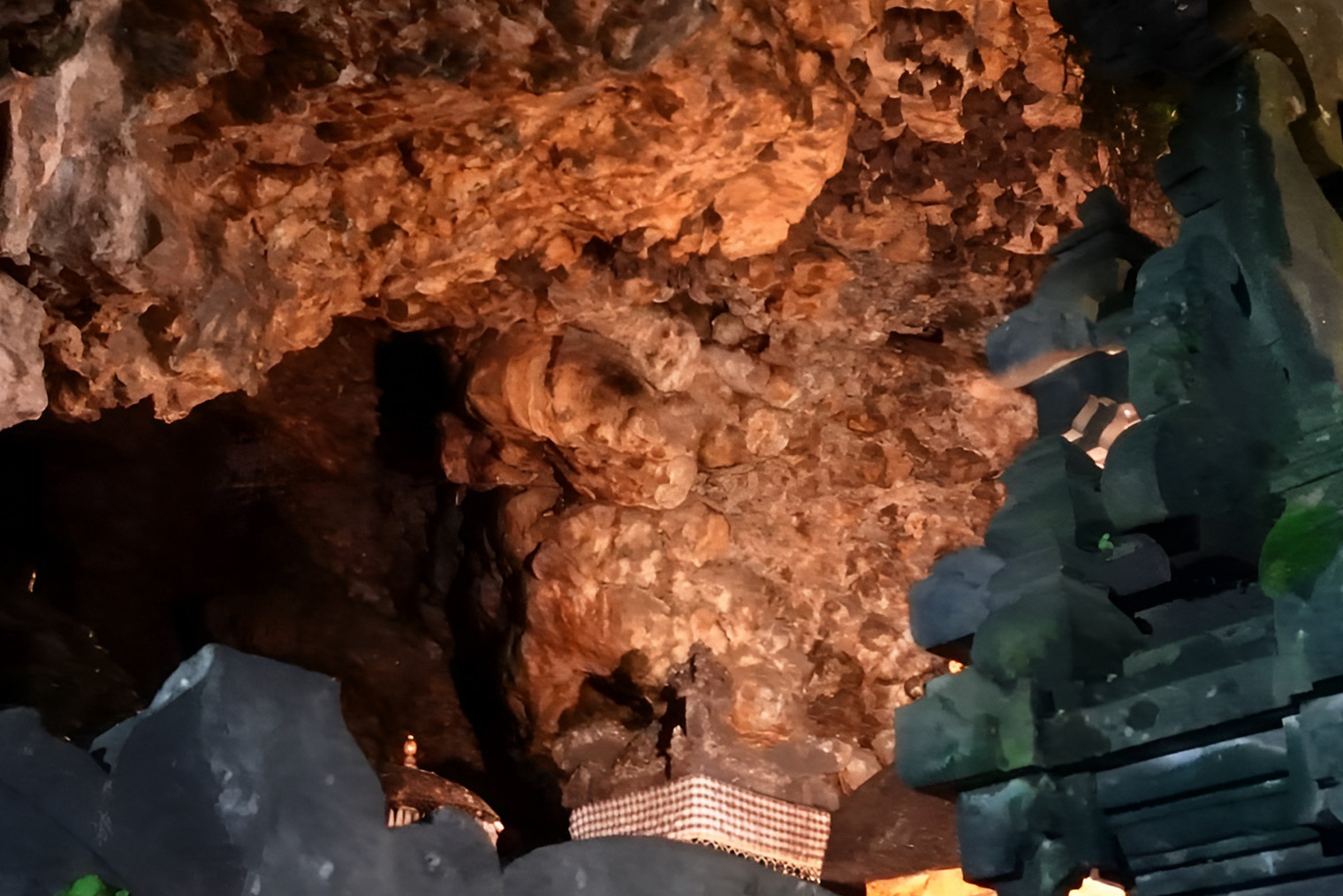 Внутренняя часть пещеры. Черные точки на потолке — крыланы, вернувшиеся с охоты