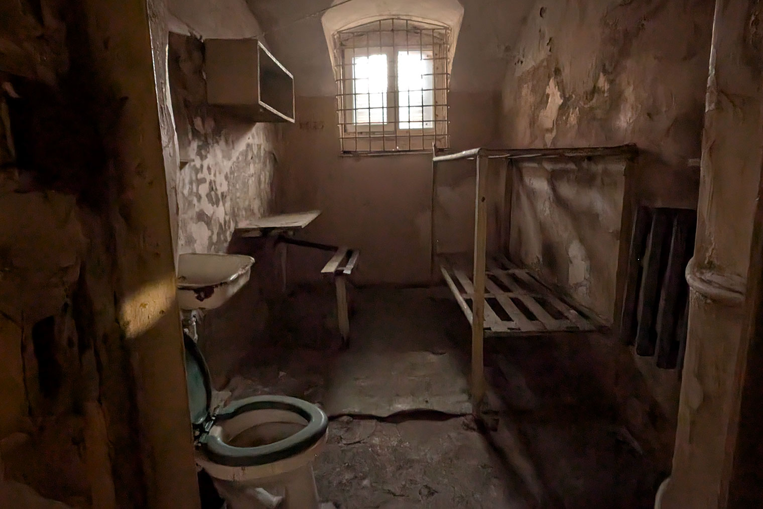 Одна из камер. Когда заключенных было много, ставили две пары нар в три яруса, а для сна между ними натягивали простыни. Экскурсовод рассказывал, что в 1990-е некоторые камеры заключенные даже ремонтировали за свой счет, но мне такие не встретились