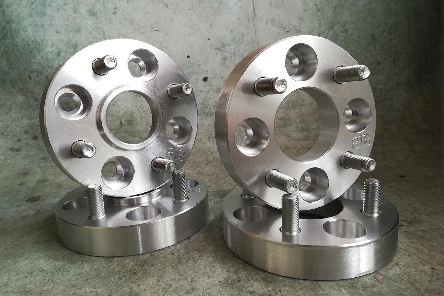 Проставки, с помощью которых устанавливают колеса с другой разболтовкой. Источник: bbcustoms.su