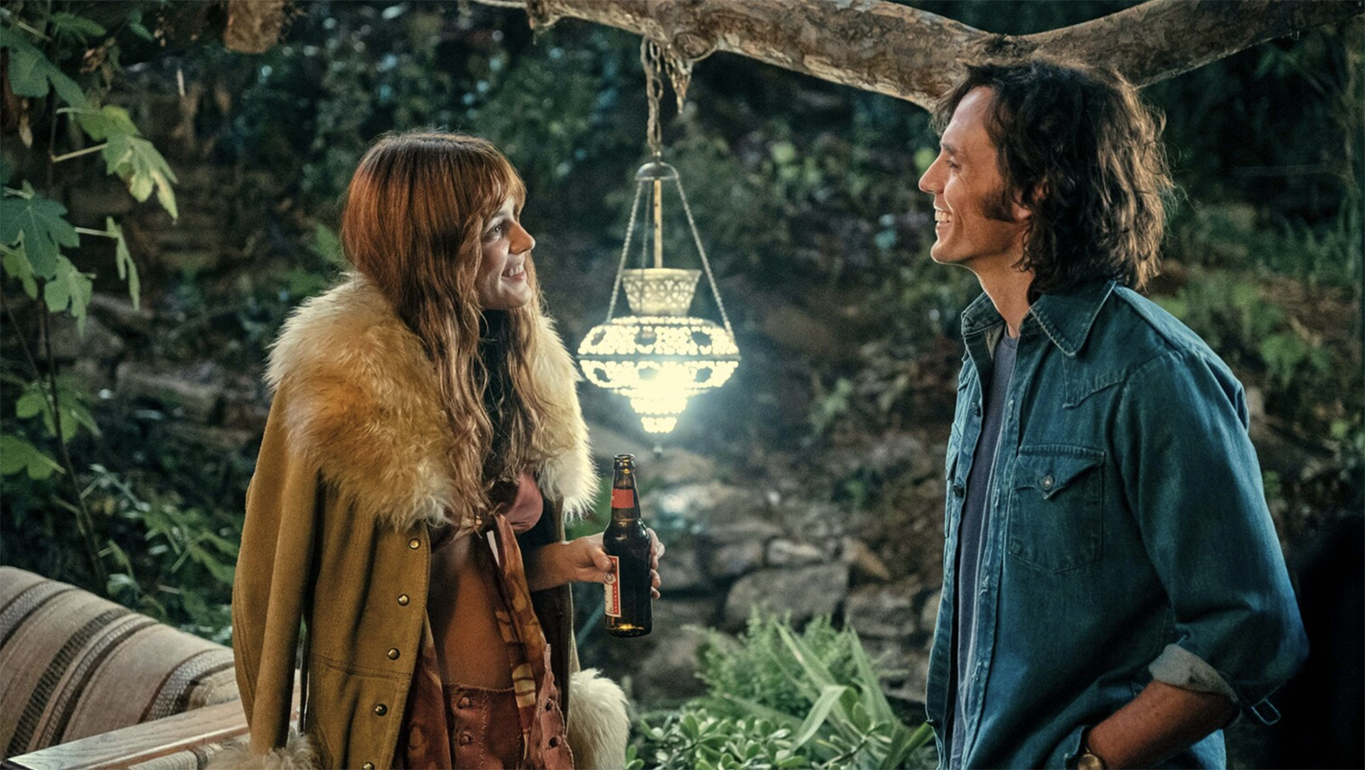 Это экранизация одноименного бестселлера Тейлор Дженкинс Рид. Несмотря на то что сюжет разворачивается вокруг вымышленной группы, к премьере шоу выпустили целый альбом. Кадр: Amazon