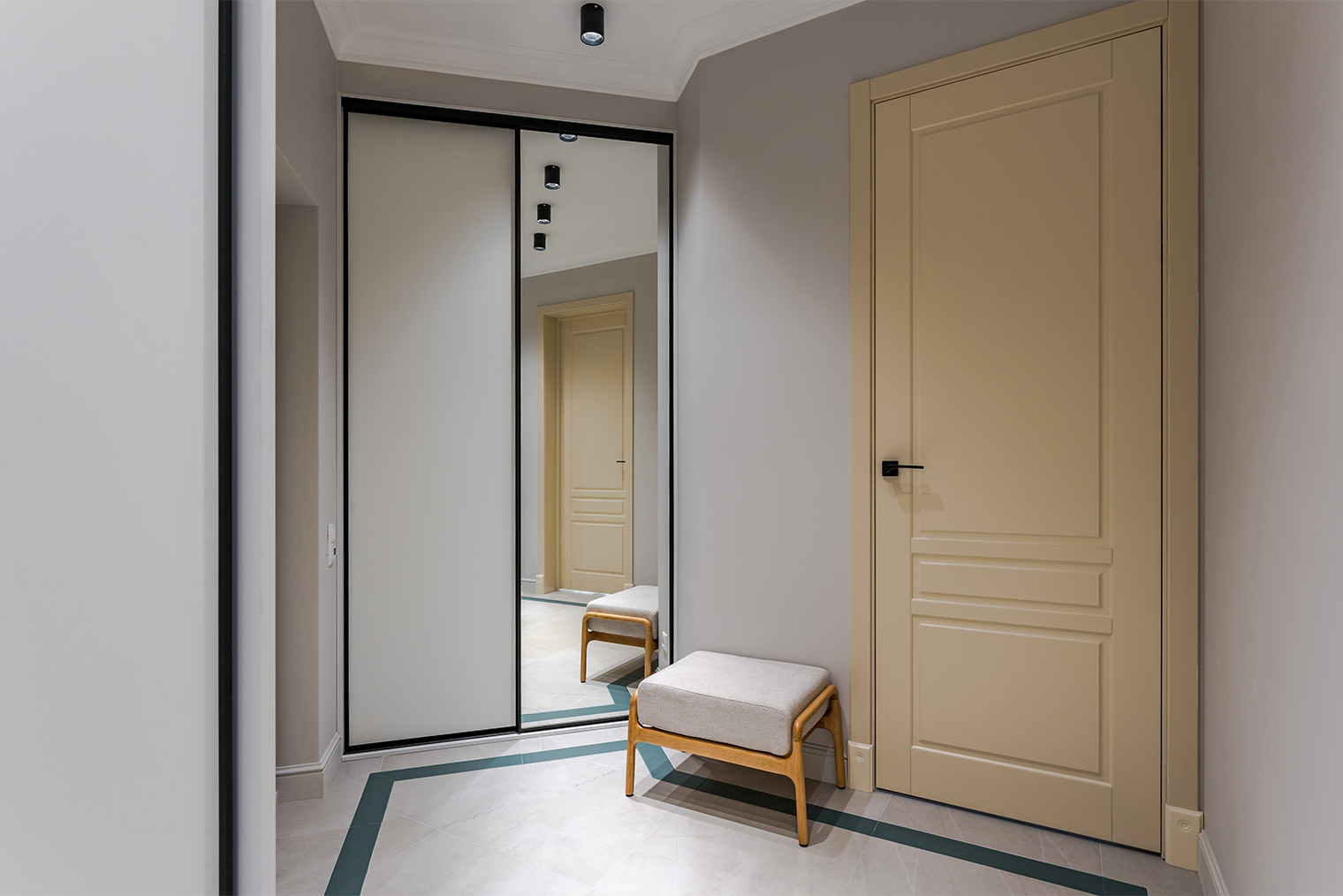 Традиционно в прихожей делают шкаф-купе, который скрывает систему хранения и одновременно выполняет функцию зеркала. Фотография: Evgeniy Vasilev / Shutterstock / FOTODOM