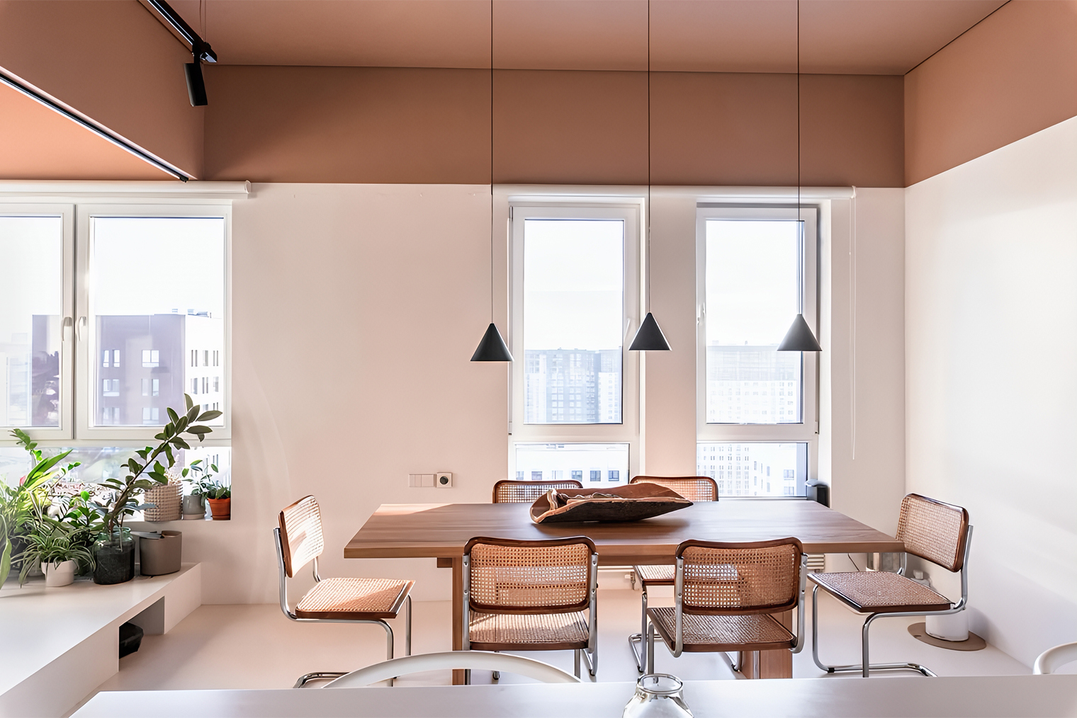 С появлением модернизма новые материалы стали чаще использовать в мебельном производстве. До этого основой была древесина, но ее дополнили металл, стекло и пластик. В частности, в опорах мебели стали использовать стальные трубы из-за их легкости и прочности. © ruetemple.ru