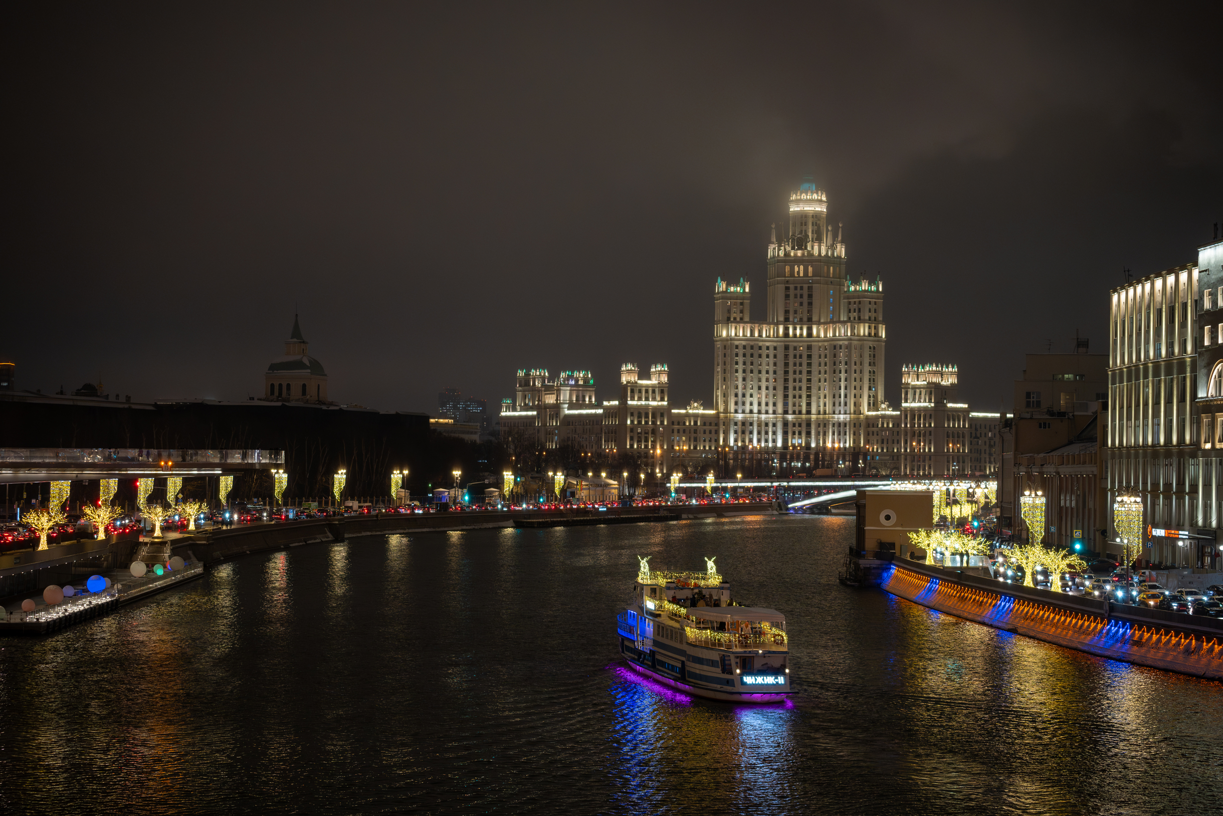 С Большого Москворецкого моста видны Парящий мост, высотка на Котельнической и набережная в новогодней иллюминации. Навигация по Москве-реке зимой не прекращается