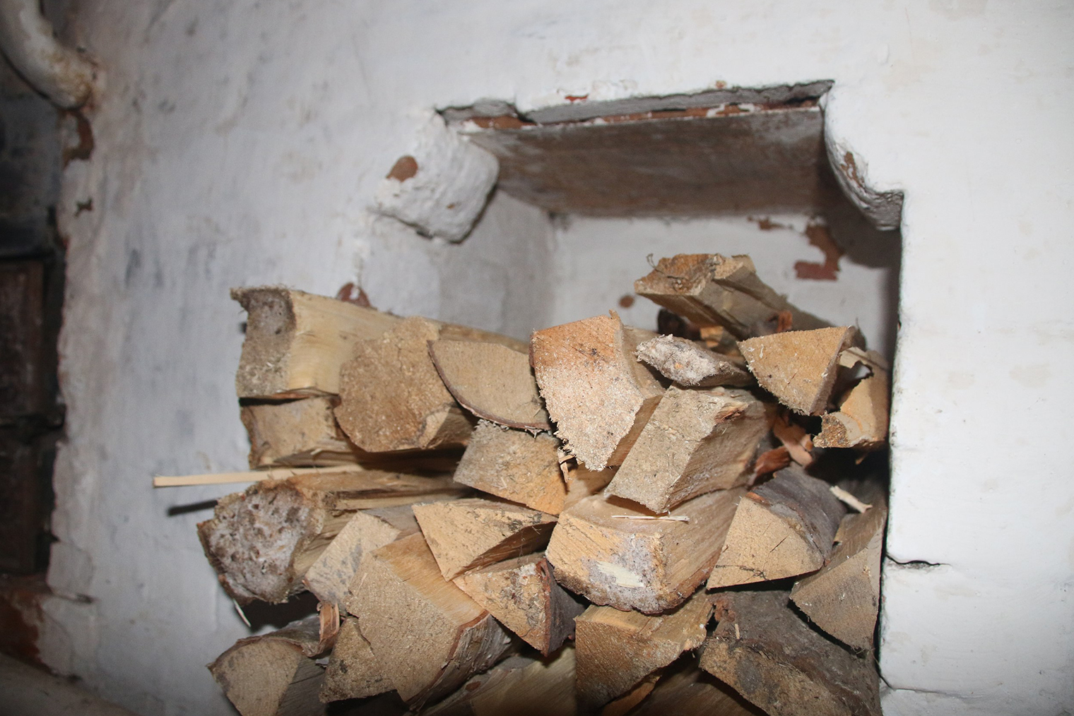 Поэтому перед топкой ему приходится сушить их в специальной печной нише для дров