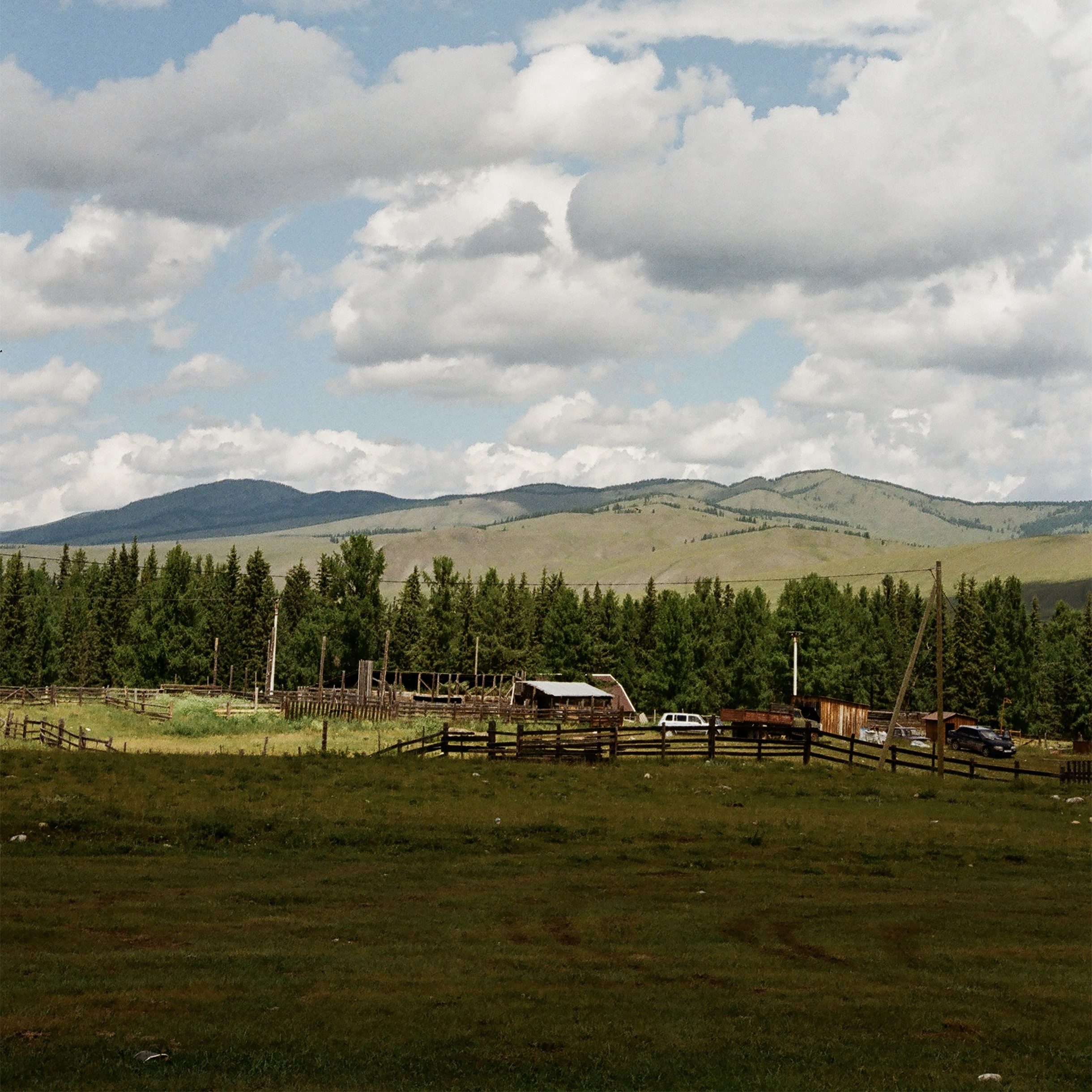 Еще одна деревушка, которая попалась нам на пути. Они похожи друг на друга. Глядя на них, будто путешествуешь во времени. С одной стороны — красота природы, с другой — упадок жизни
