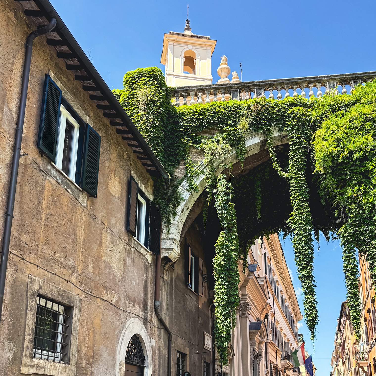 Именно от таких улочек я получаю огромное удовольствие. Не знаешь, что ждет за углом, но каждый раз находишь, чем восхититься