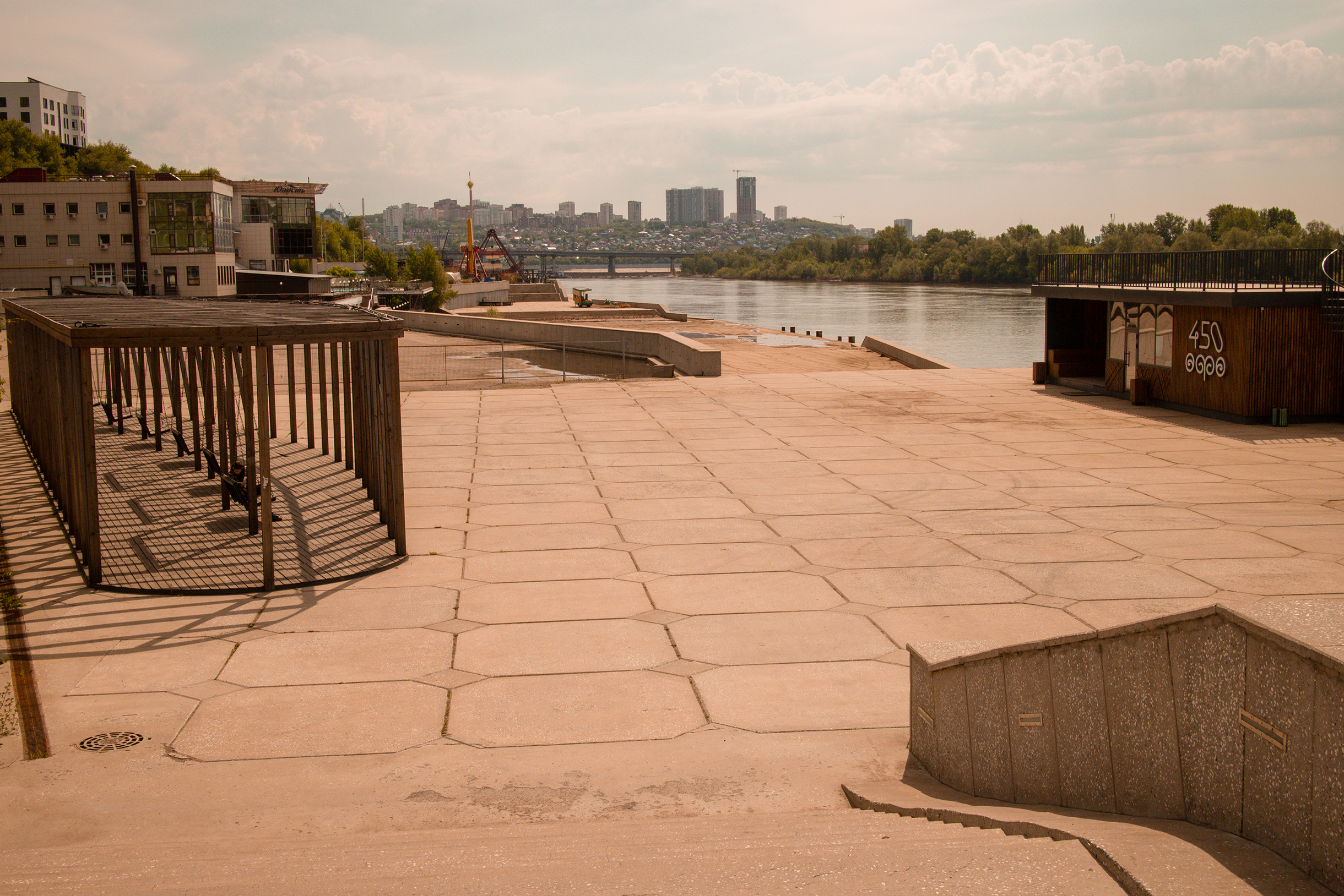 Набережная утром выглядела удивительно пустынной, я даже покачался на качелях, чего не делал лет 25. На мой внутренний вопрос, почему так мало людей, нашелся простой ответ: в другой части набережной проходил забег, все были там