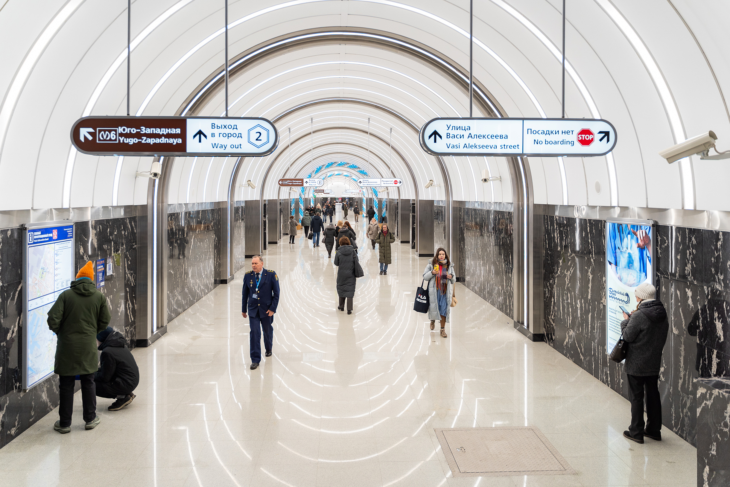 Платформа отделана переливающимся темным мрамором, который в сочетании со светлым потолком подчеркивает индустриальный стиль