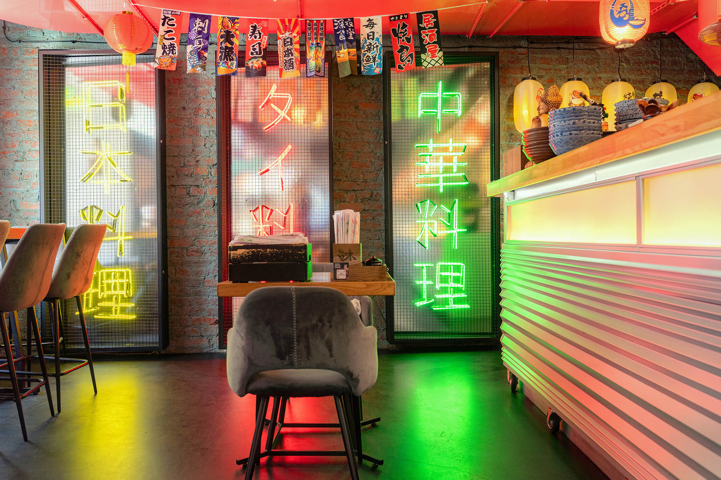 Неон, бумажные фонарики и котики манеки⁠-⁠неко — все обязательные атрибуты ресторана азиатской кухни на месте