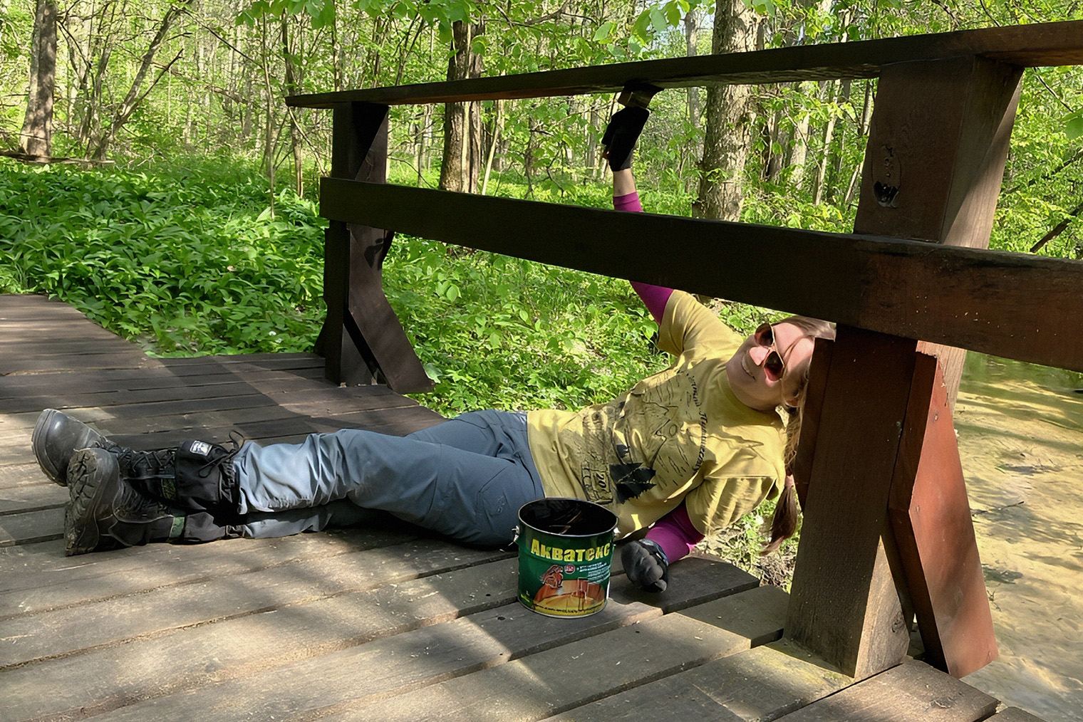 А еще помогают привести территорию заповедника в порядок. © Сообщество в vk.com