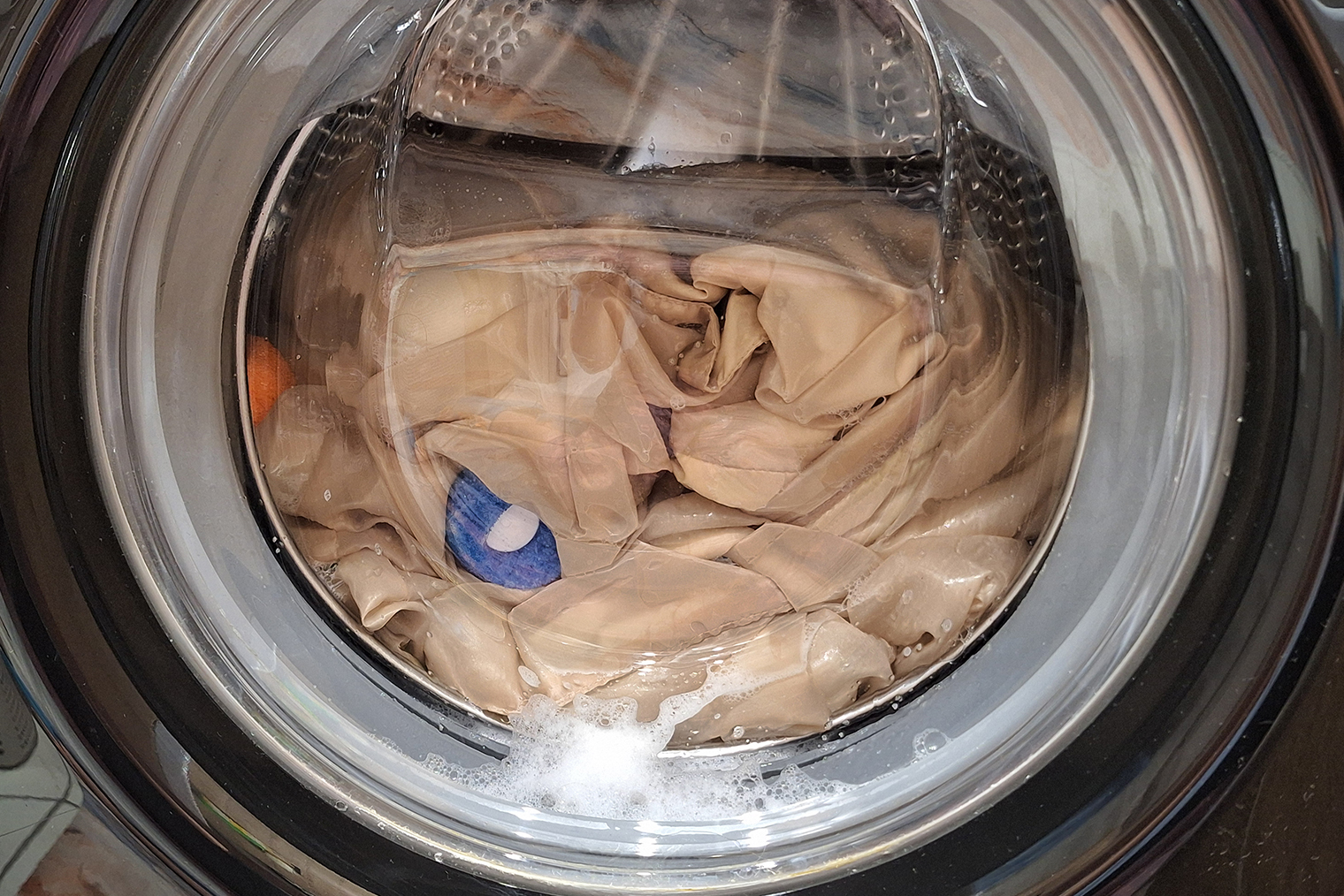 Во время стирки мячики не шумели и не собирались около люка