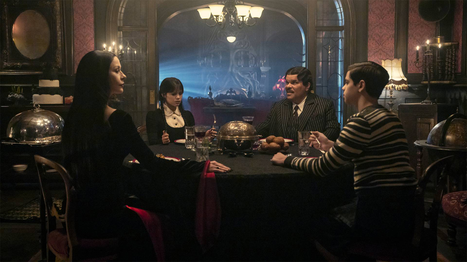 Оказывается, директор Дорт поселил семью Аддамс в бывшем доме могущественной Розалин Ротвуд, но авторы сериала никак не обыгрывают магическую локацию, полную секретных комнат