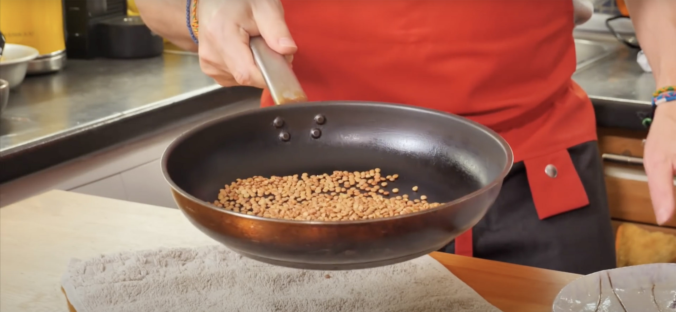 Как жарить на сково­роде без брызг и приго­рания: 7 видео с лайф­хаками