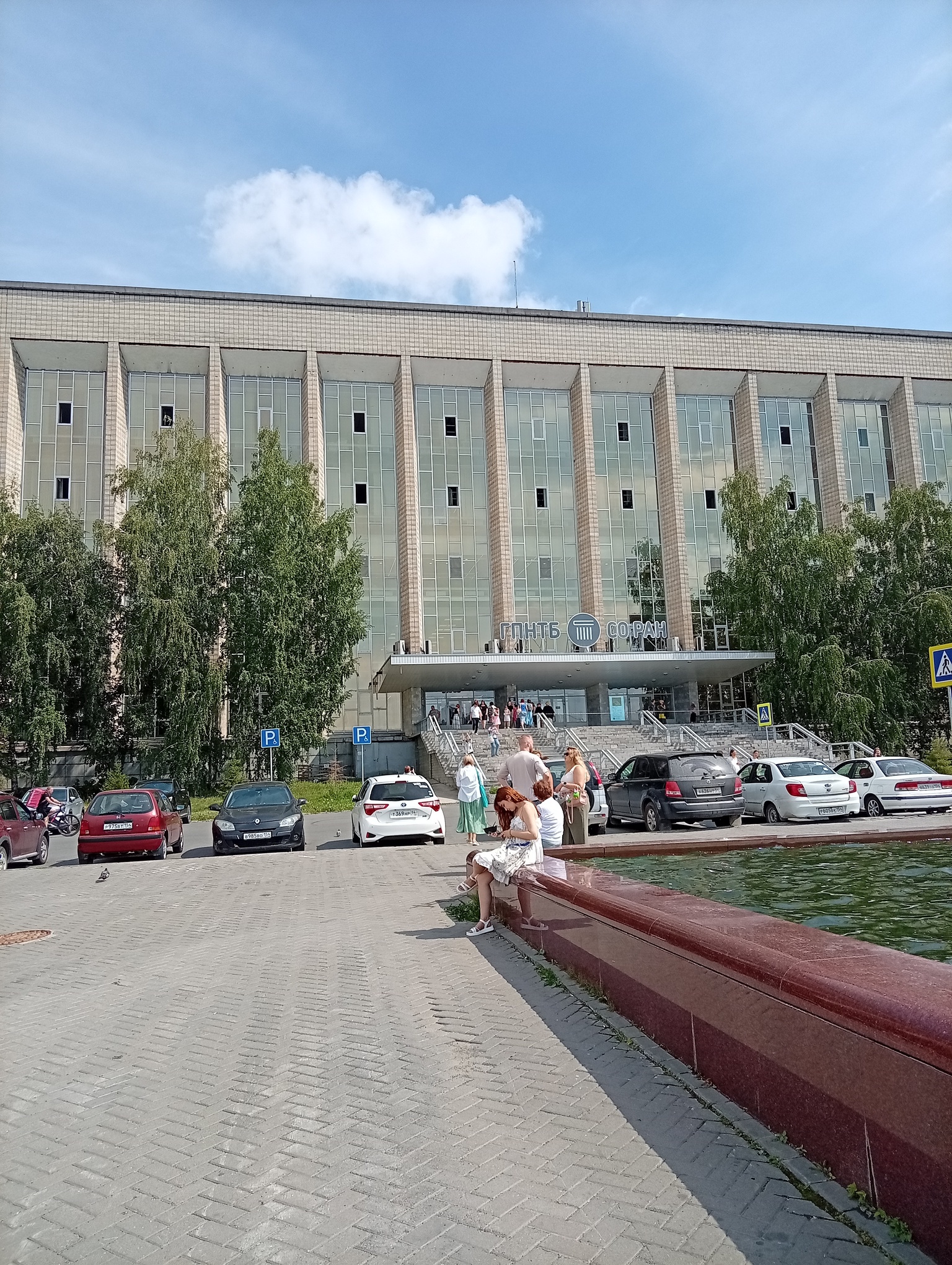 Для входа почему-то был открыт только один пролет лестницы.