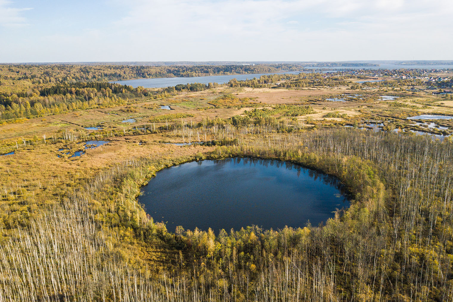 Еще ходят слухи, что озеро образовалось и приобрело круглую форму, потому что сюда упал метеорит. Фотография: Crazy nook / Shutterstock