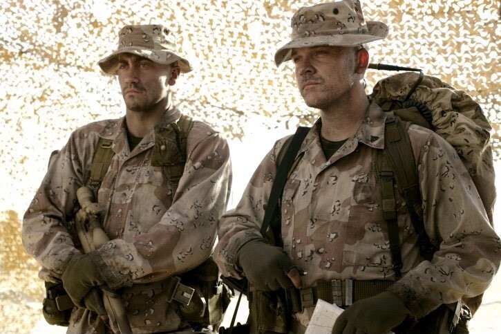 Кадр из фильма Сэма Мендеса «Морпехи» (Jarhead, 2005). Вообще там про первую войну в Ираке 1991 года, но для нас это не так важно.