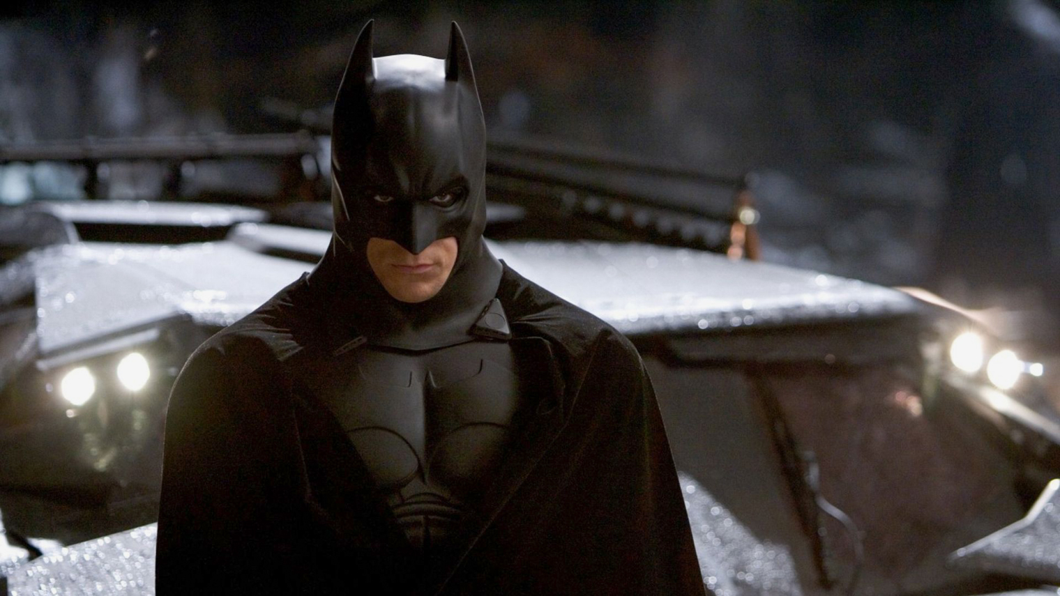 Бэтмена в этом фильме впервые сыграл Кристиан Бейл. На тот момент его не рассматривали как актера в блокбастерах. Источник: Warner Bros.