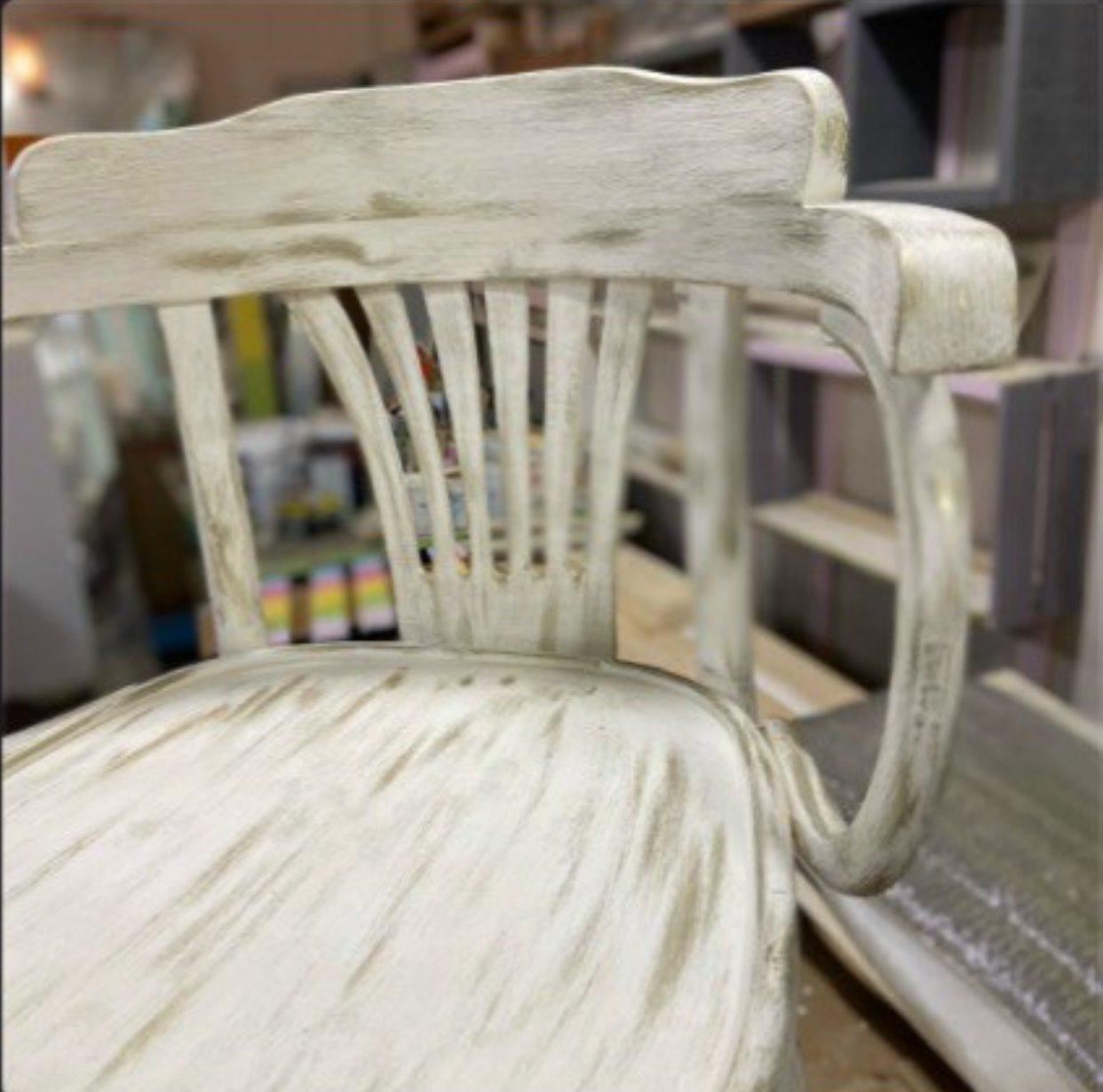 Крупный план спинки стула с веерообразным рисунком реек, подлокотник, золотистая патина на выступающих элементах