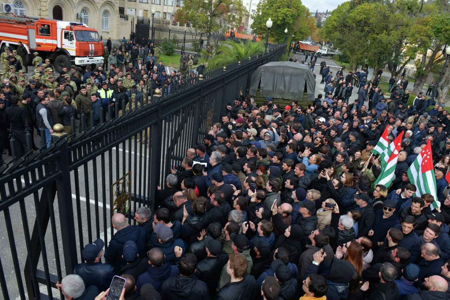 Обстановка у парламента Абхазии в Сухуме во время протестов, 15 ноября 2024 года. Фотография: РИА Новости