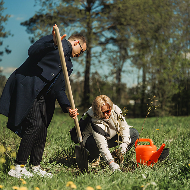 Вместе с сыном Лешей посадили сирень в память о Лизуше на День памяти — это ежегодное мероприятие «Дома с маяком», где вспоминают всех детей и молодых взрослых, ушедших под опекой Детского хосписа