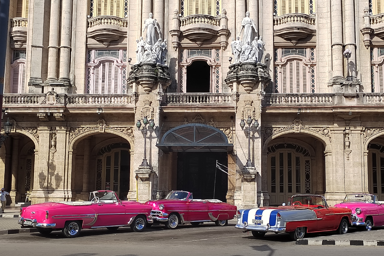 В туристических местах за поездку на такой машине берут до 40 $⁣ ( ₽), поэтому нужно торговаться. Фотография: Дарина Устич