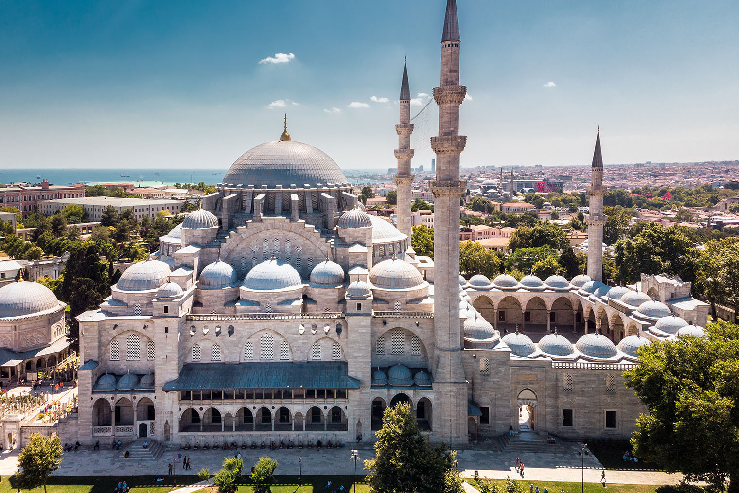 У Голубой мечети в Стамбуле шесть минаретов, а не два, и они выше — по 64 метра. Фотография: RuslanKphoto / Shutterstock