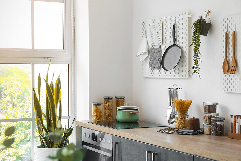 Панель можно повесить на стену кухни и хранить там лопатки и сковородку. Фото: Pixel⁠-⁠Shot / Shutterstock