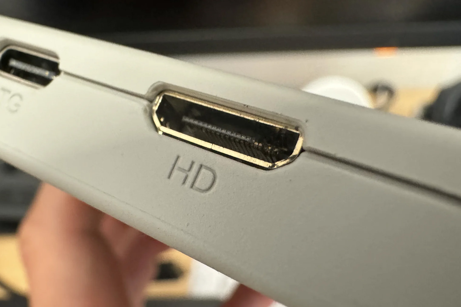 Mini HDMI порт сейчас встречается редко. Лучше избегайте его, если требуется вывод изображения высокого качества и частоты обновления. Источник: shancake1 / Reddit
