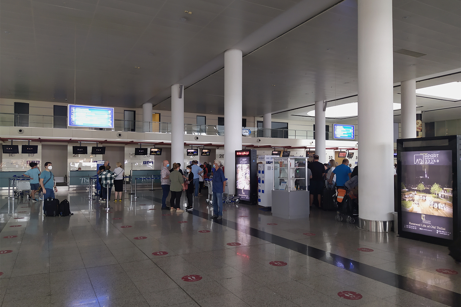 Зона вылета в аэропорту Тбилиси. Контроля безопасности на входе в аэропорт нет