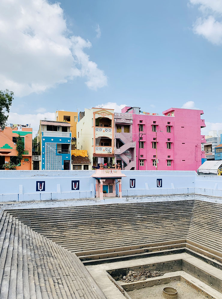 Индийцы часто красят в яркие цвета и дома. Эти здания в Канчипураме