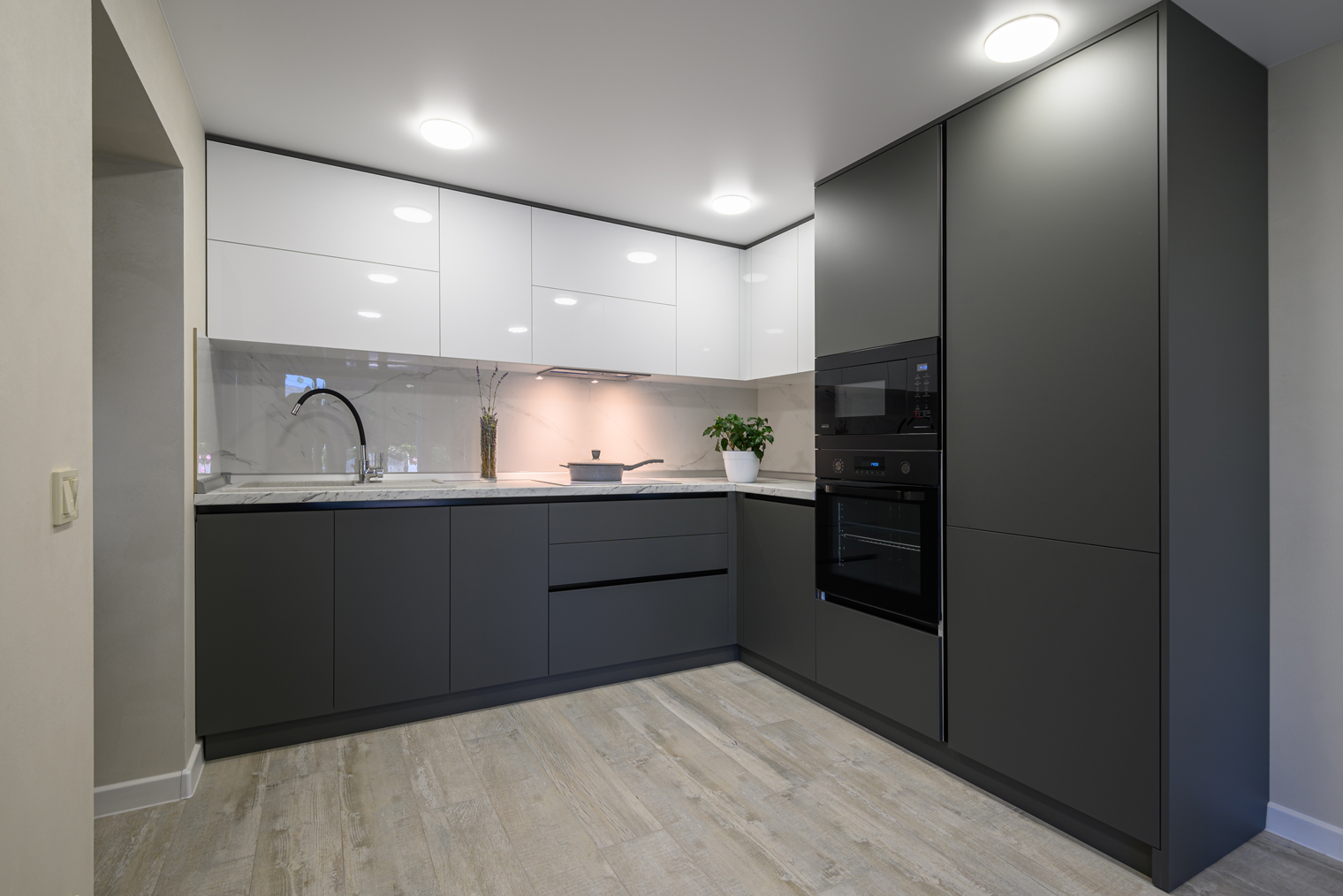 Серый хорошо сочетается в разных оттенках — от почти белого до почти черного, но такая кухня выглядит холодно. Фотография: Serghei Starus / Shutterstock / FOTODOM
