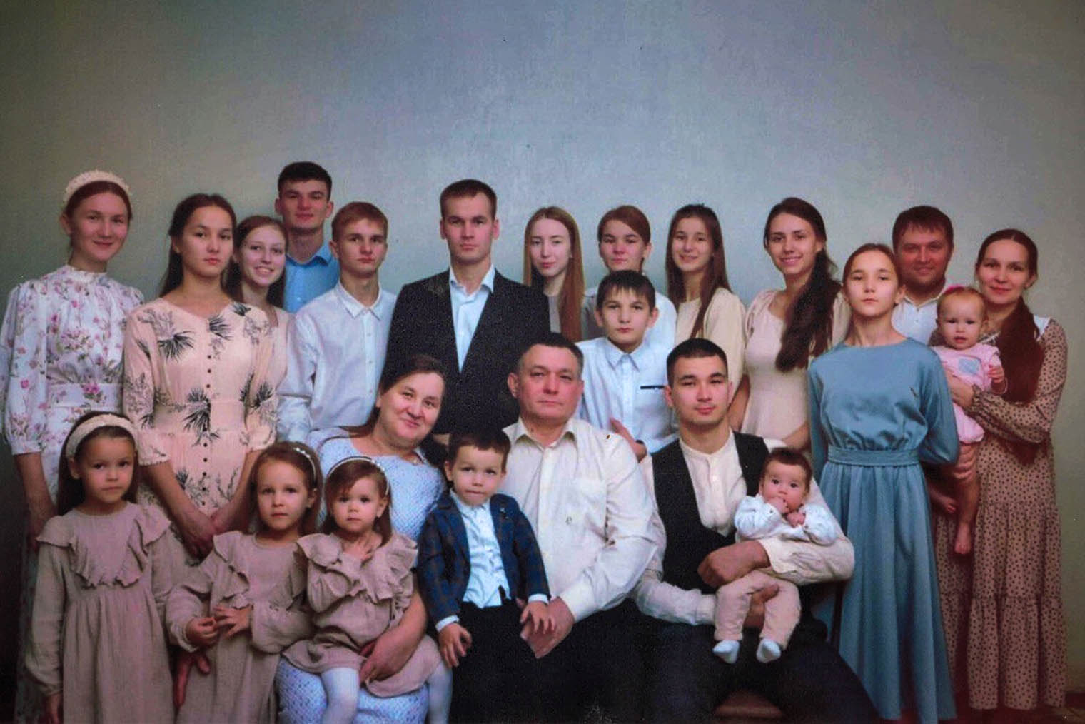 3 мая 2024 года почетное звание «Мать⁠-⁠героиня» присвоили Надежде Малкиной из Воронежской области. Они с мужем воспитывают пятерых сыновей, семь дочерей, и у них уже девять внуков. Источник: govvrn.ru