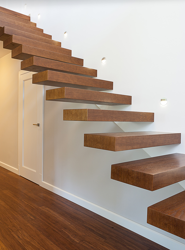 Но бывают и лестницы без основы: ступеньки крепятся на мощные дюбеля. Фотография: Ground Picture / Shutterstock / FOTODOM