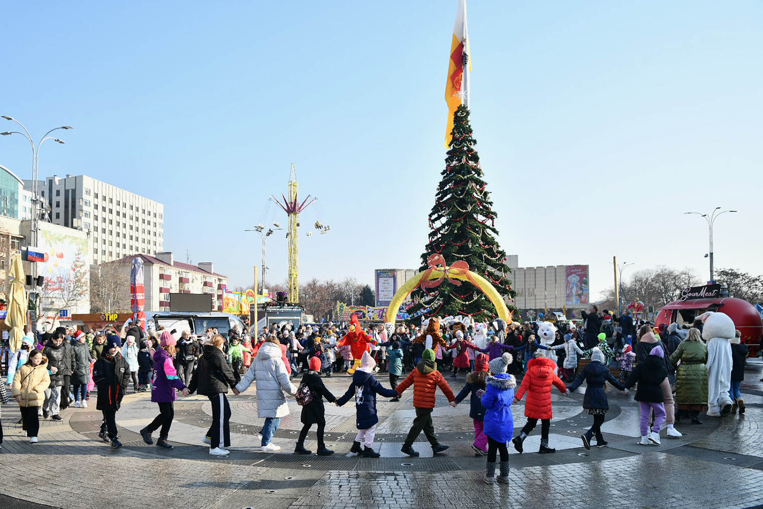 Высота елки на главной площади Краснодара — 25 метров. Источник: krd.ru