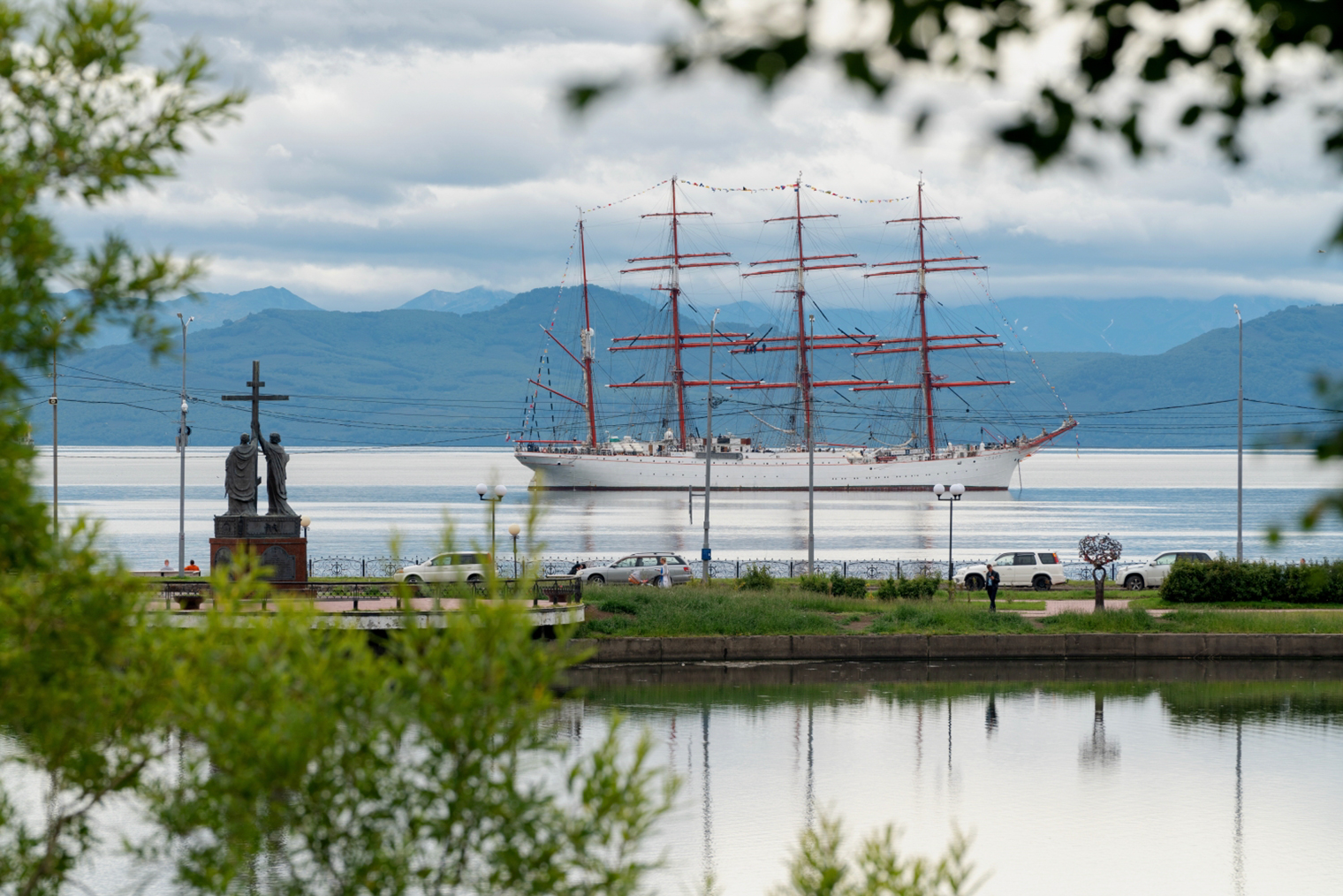 Слева на переднем плане — Петр и Павел, а справа можно разглядеть Владимира Ильича. Именами апостолов были названы суда, которые участвовали во Второй Камчатской экспедиции, а уже в честь них окрестили Петропавловскую гавань, давшую имя городу. © Александр Пирагис / РИА Новости