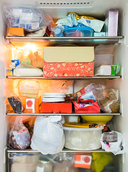 Если холодильник забит до отказа, мы можем не заметить, сколько на самом деле у нас продуктов. В результате есть вероятность, что купим много лишнего, при этом выкинем уже испорченное. Фотография: joey333 / iStock