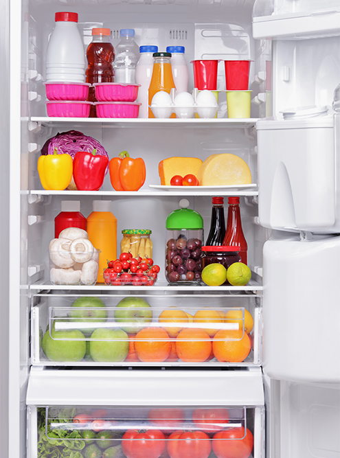 А если в холодильнике чистота и порядок, легко увидеть, какими продуктами мы располагаем. Исходя из этого, можем придумать блюда и рационально спланировать покупки. Фотография: Ljupco Smokovski / Shutterstock