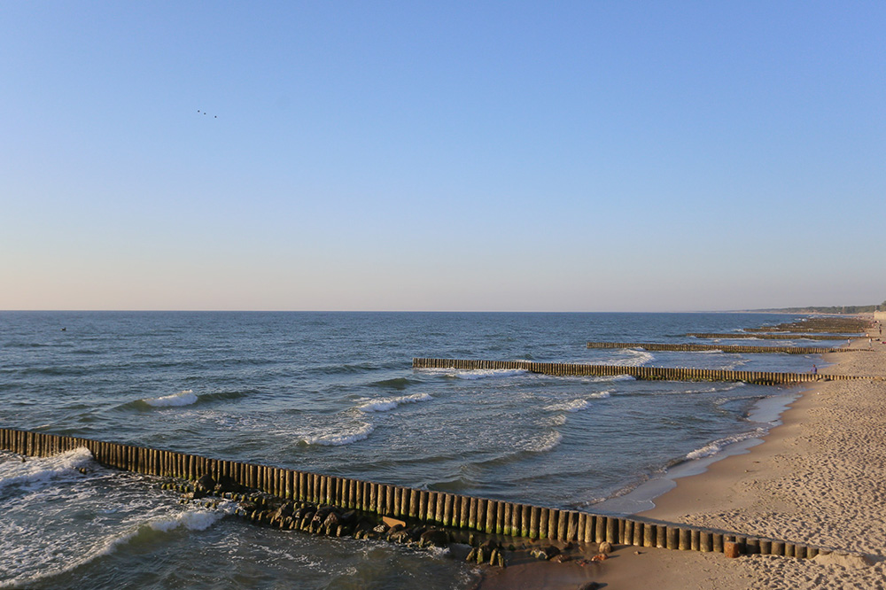 На пляже в Зеленоградске установлены волнорезы, поэтому больших волн нет