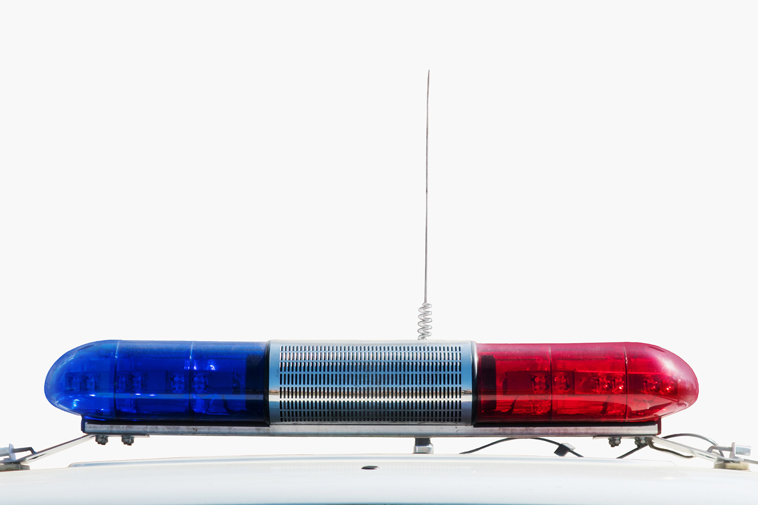 Сирену, или специальный звуковой сигнал, устанавливают вместе с проблесковыми маячками синего и красного цвета на автомобилях специальных служб — полиции, скорой помощи, пожарных. Источник: Artem Zarubin / Shutterstock / FOTODOM