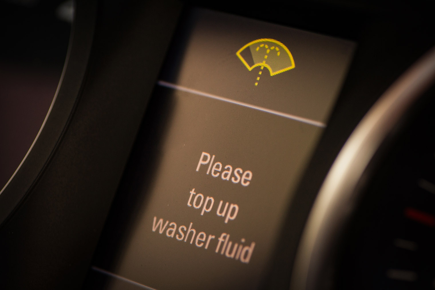 У некоторых автомобилей в бачке омывателя есть датчик уровня жидкости. Водитель видит на приборной панели сообщение, что нужно долить жидкость. Фото: Alexandru Nika / Shutterstock