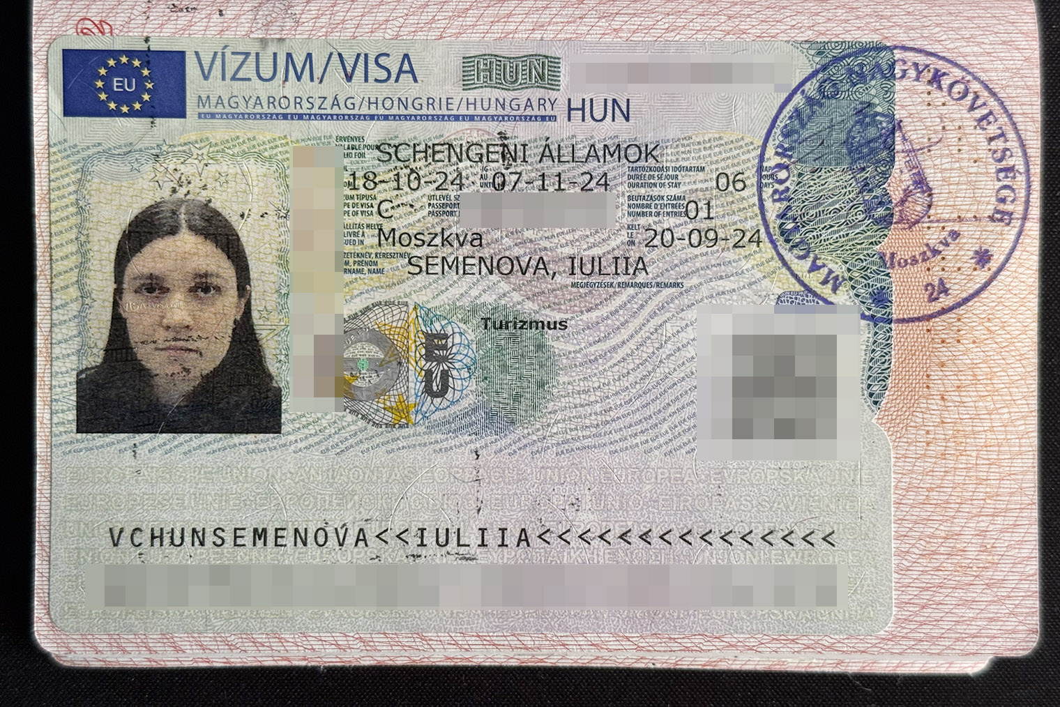 На визовой наклейке в строке «Количество въездов» — Number of entries — указано, сколько раз человек может въезжать в Шенгенскую зону. Эта виза однократная, поэтому значение — «01». Еще бывает многократная и двукратная виза — MULT и «02» соответственно