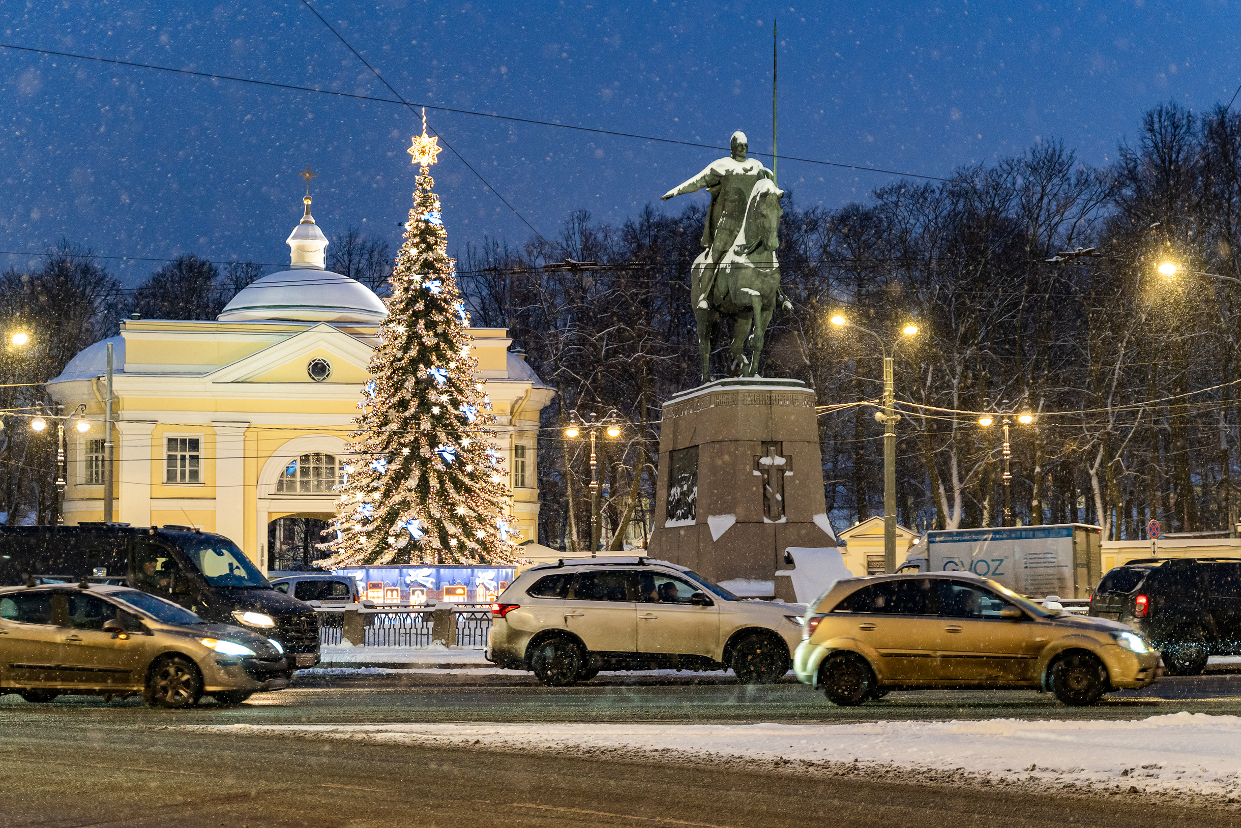 В центре площади — елка