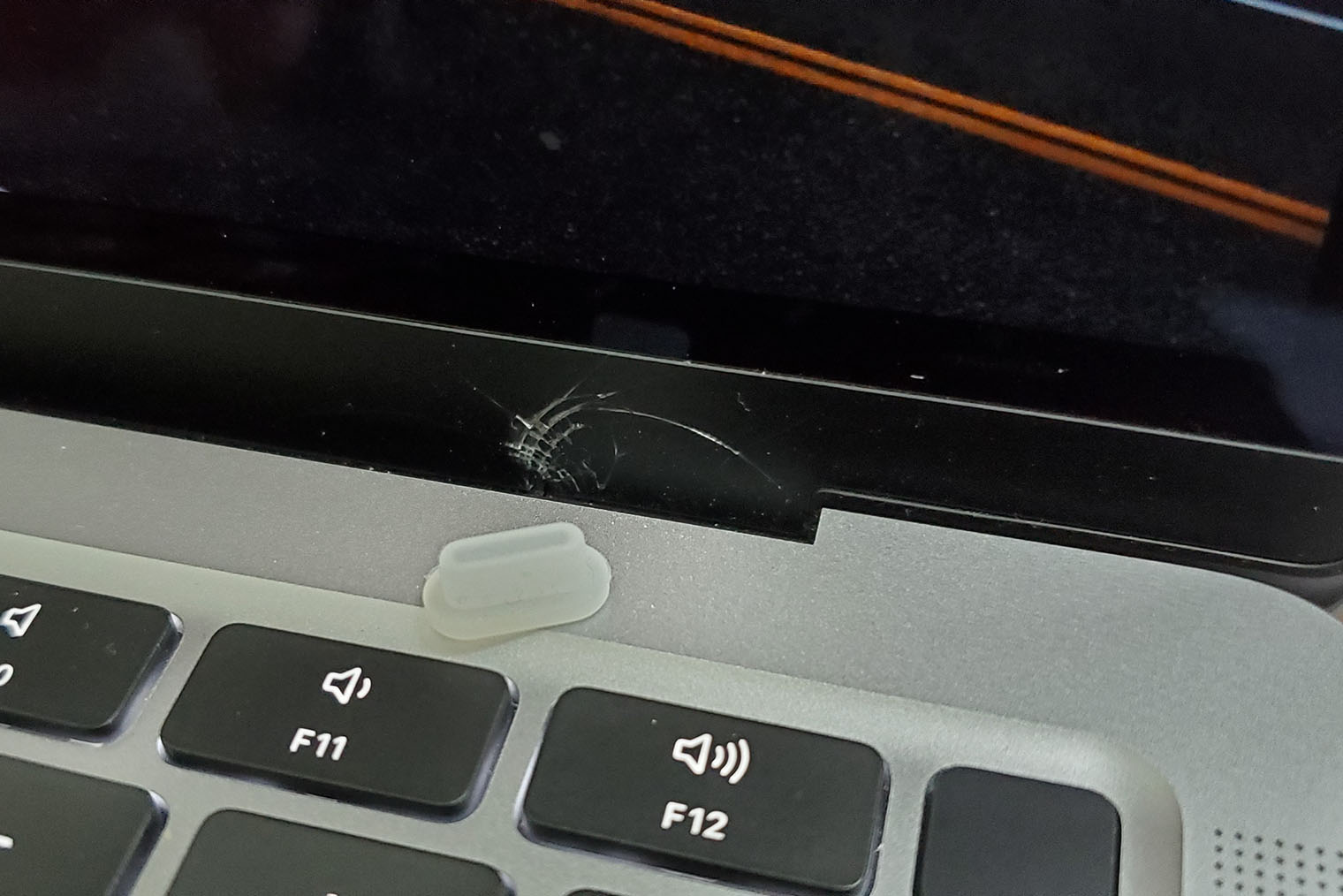 Такие потертости — знак того, что экран закрывали с чем⁠-⁠то внутри ноутбука. Источник: apple.com