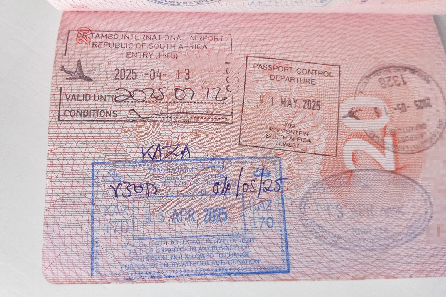 Слева сверху — 90-дневный штамп ЮАР, который мне не стали продлевать