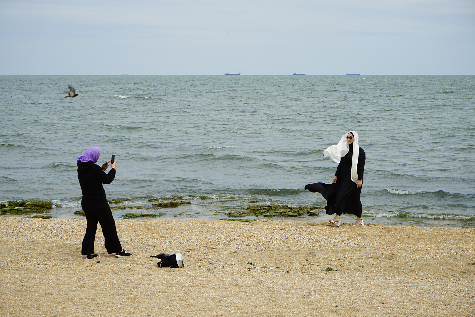 В Дагестане не стоит выходить за пределы пляжа в купальнике: одежда должна закрывать колени и плечи. Местные даже купаются в закрытой одежде, например в футболках и бриджах. © Дарья Ревина