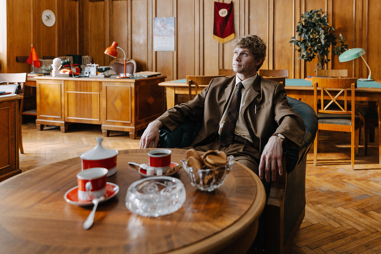 И вновь историческая стилизация — теперь в формате комедийной драмы. © Start