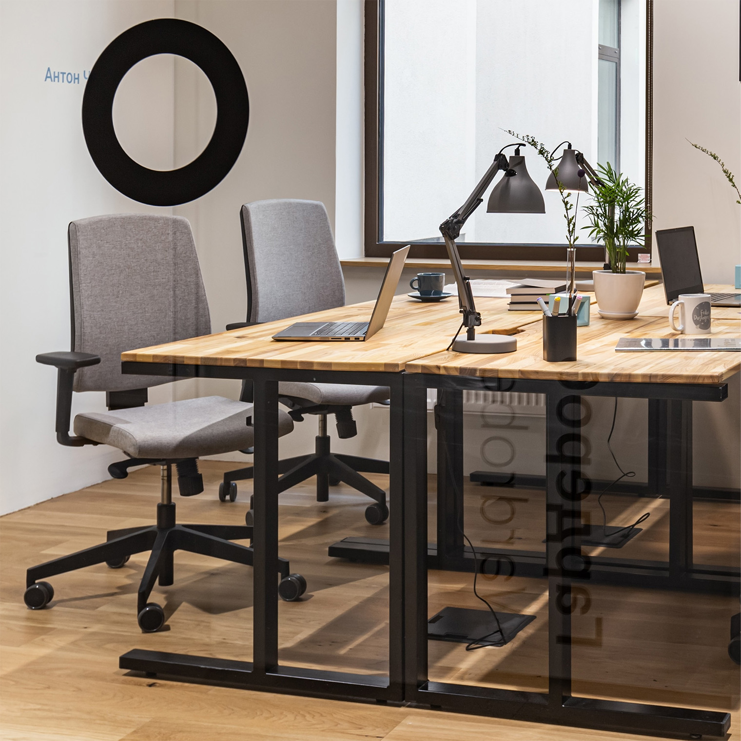 В коворкинге можно арендовать офис — на день или несколько месяцев. Условия долгосрочной аренды надо уточнять у администратора. Источник: sok.works