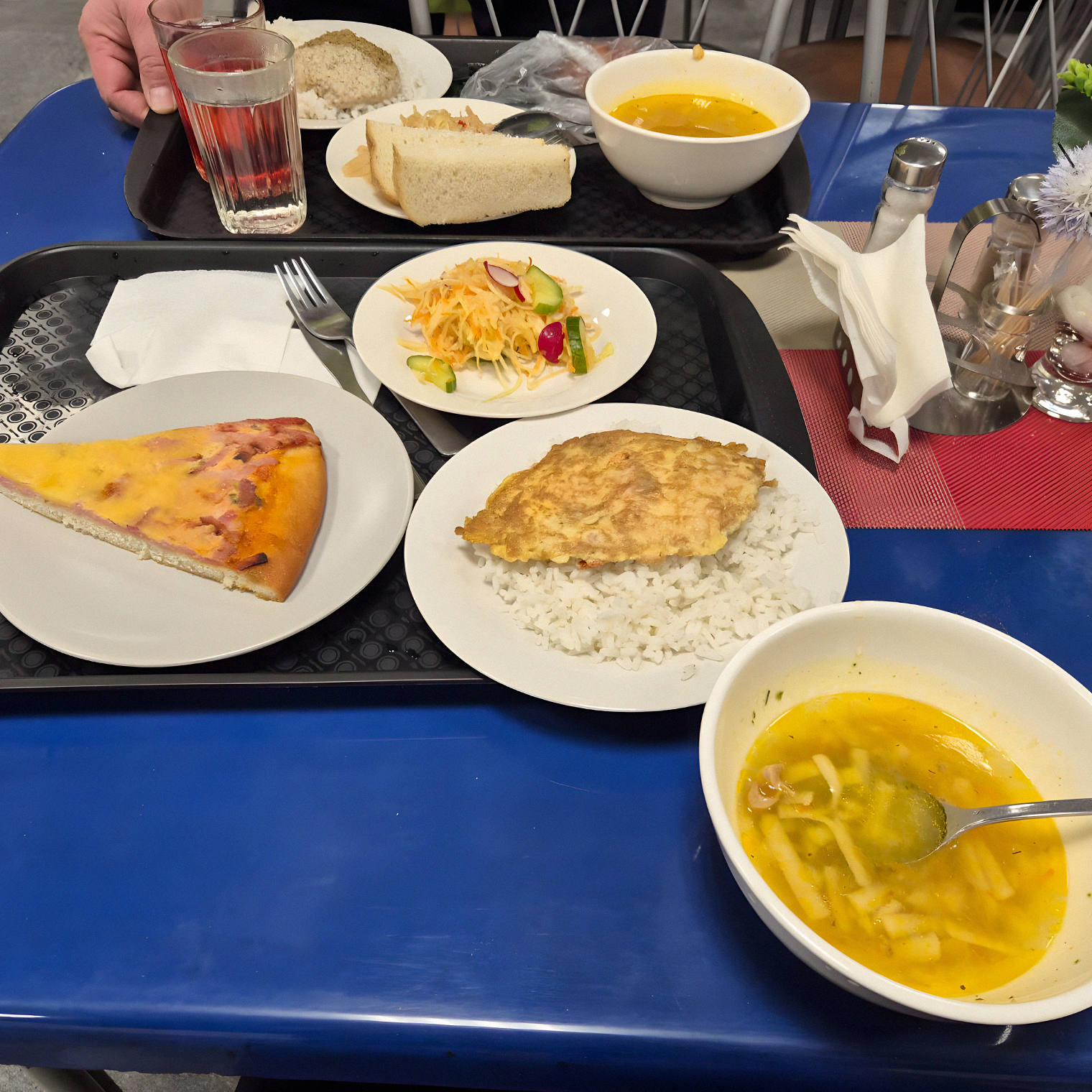 Обед в столовой. Взял первое, второе, вредную сдобу и чай с лимоном